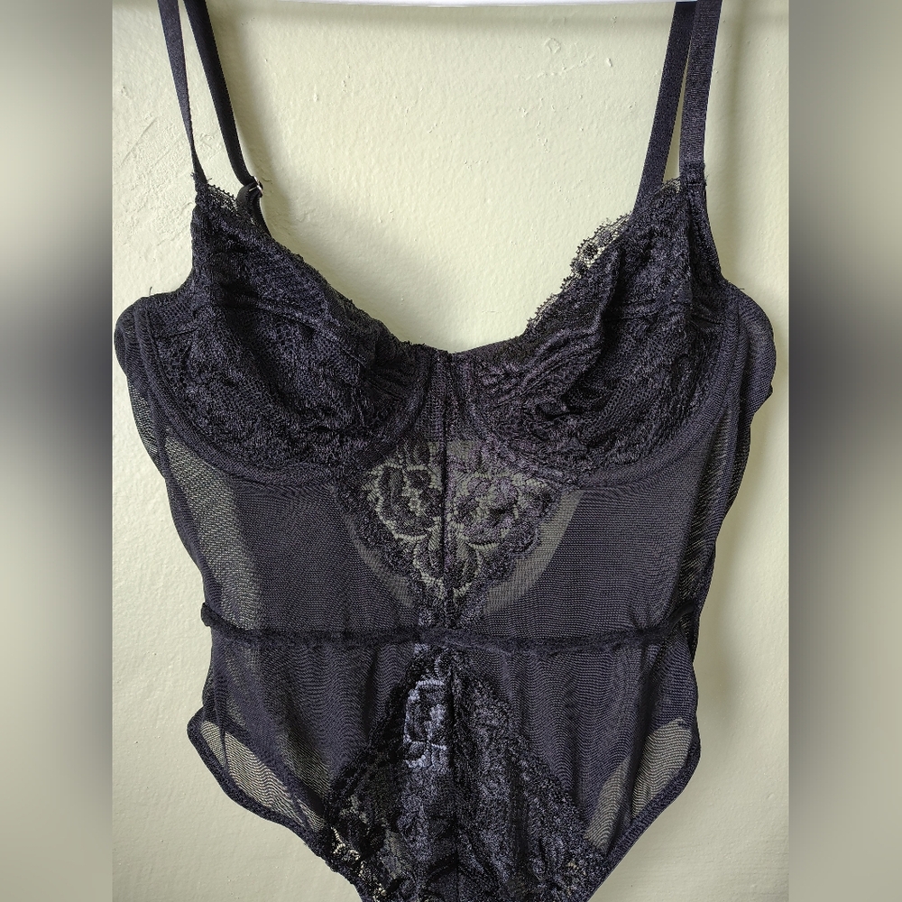 *NWOT* Forever 21 Medium Black Floral Lace Mesh Bodysuit